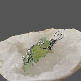 Creative Products Handmade Winding Natural Crystal Column Rough Stone Pendant (Color: Grass Green)